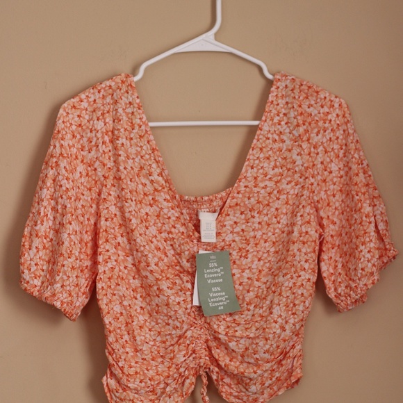 H&M Tops - H&M BNWT spring floral crop top